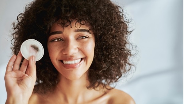 L'importance d'un démaquillant pour éviter les infections